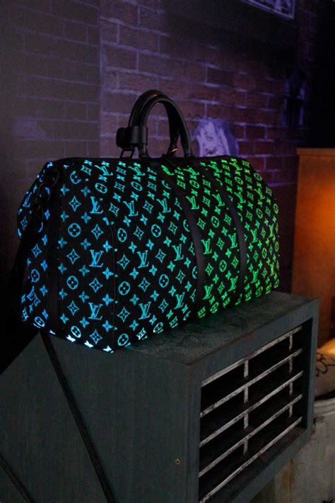 louis vuitton zakdoek|Louis Vuitton light up.